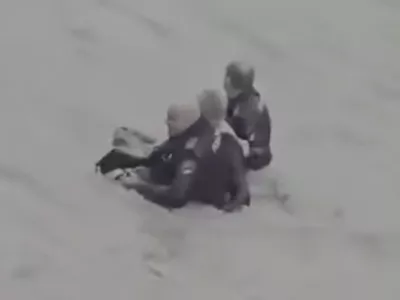 Reševalna akcija v deroči reki. Vir: YT, zajem zaslona