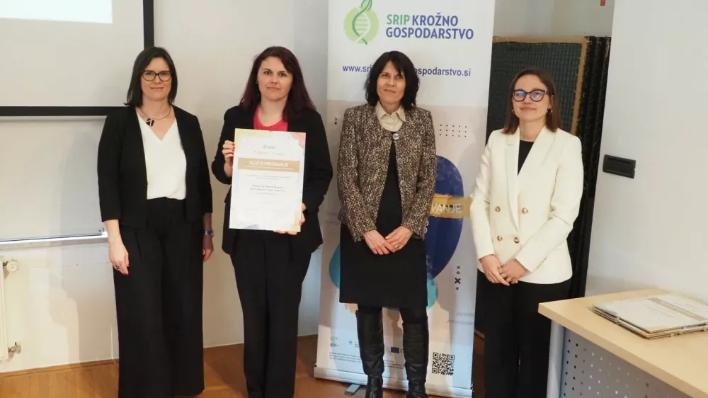 Na fotografiji (od leve proti desni): dr. Mojca Loncnar, SIJ Acroni d.o.o., predsednica komisije, dr. Nata&scaron;a Čuk, raziskovalka v razvoju umetnih smol podjetja KANSAI HELIOS Slovenija, mag. Aleksandra Podgornik, direktorica &Scaron;tajerske gospodarske zbornice, upravljavke SRIP &ndash; Krožno gospodarstvo, in Nina Meglič, &Scaron;tajerska gospodarska zbornica, koordinatorka SRIP &ndash; Krožno gospodarstvo. (Foto: KANSAI HELIOS Slovenija)