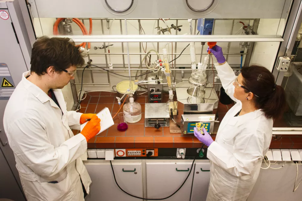 Raziskovalca v razvoju spremljata potek sinteze smole. (Foto: KANSAI HELIOS Slovenija)
