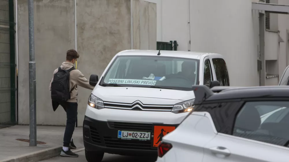 Minimalna razdalja od bivališča do šole, pri kateri so učenci upravičeni do brezplačnega prevoza, ostaja štiri kilometre. Foto: Bojan Velikonja