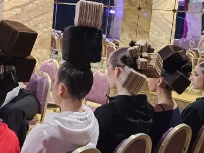 Pri zahtevnem oblikovanju pričesk so dijakom z nasveti pomagali mentorji. Foto: arhiv šole