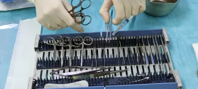 ﻿simbolična fotografija - kirurški instrumentarij - operacijski pripomočki -  škarje in pincete - zdravstvo - - 28.09.2017 – Očesna klinika UKC v Ljubljani – Operacijski blok – operacija na očesu. //FOTO: Tomaž Skale