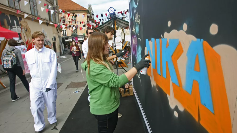 - mural - ulična poslikava - ulična umetnost - grafitarstvo - grafitarji - grafit - simbolična fotografija - sovražni govor na spletu med mladimi - medvrstni&scaron;ka komunikacija - spletno nadlegovanje - komuniciranje - strpni dialog - 02.10.2014 - ulična zabava Itak Urban Art v sredi&scaron;ču Ljubljane - Pobuda Moč besed - slovenski ulični umetniki ustvarili unikatno poslikavo v velikosti 30 kvadratnih metrov, ki mimoidoče spodbuja k bolj kakovostni medvrstni&scaron;ki komunikaciji//FOTO: Tomaž Skale