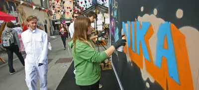 ﻿- mural - ulična poslikava - ulična umetnost - grafitarstvo - grafitarji - grafit - simbolična fotografija - sovražni govor na spletu med mladimi - medvrstniška komunikacija - spletno nadlegovanje - komuniciranje - strpni dialog - 02.10.2014 - ulična zabava Itak Urban Art v središču Ljubljane - Pobuda Moč besed - slovenski ulični umetniki ustvarili unikatno poslikavo v velikosti 30 kvadratnih metrov, ki mimoidoče spodbuja k bolj kakovostni medvrstniški komunikaciji//FOTO: Tomaž Skale