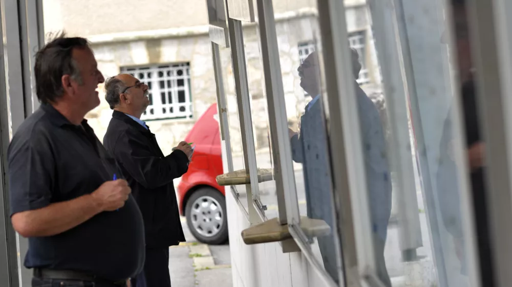 Najpomembnejša še veljavna ukrepa Zujfa sta znižanje odmernega odstotka od osnove za odmero denarnega nadomestila za brezposelnost in znižanje maksimalnega zneska denarnega nadomestila na 892,5 evra. Foto: Tomaž Zajelšnik