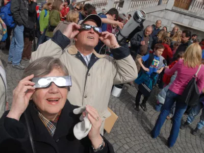 četrti popolni Sončev mrk v 21. stoletju, redek nebesni pojav, ki nastane, ko ležijo Sonce, Luna in Zemlja na isti premici, - opazovanje v Ljubljani - viden med 11.38 in 13.50, ,// FOTO: Luka CjuhaOPOMBA: ZA OBJAVO V ČASOPISU DNEVNIK