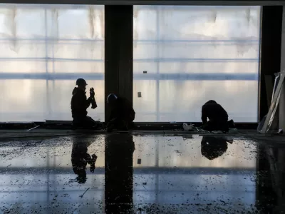 - Simbolična fotografija,Gradbeništvo, gradbeni delavci,- 29.01.2025. - Vodeni ogled gradnje poslovno stanovanjskega objekta Vilharia, ki ga gradi podjetje Corwin iz Slovaške.//FOTO: Bojan Velikonja