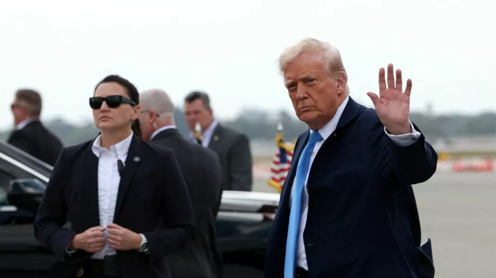 FILE PHOTO: U.S. President Donald Trump waves as he arrives in West Palm Beach, Florida, U.S., March 28, 2025. REUTERS/Kevin Lamarque/File Photo