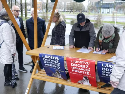 - 13.03.2025 - Janez Jan&scaron;a oddal svoj podpis PROTI PRIVILEGIJEM na Upravni enoti, Linhartova - referendum, plakati, SDS//FOTO: Jaka Gasar