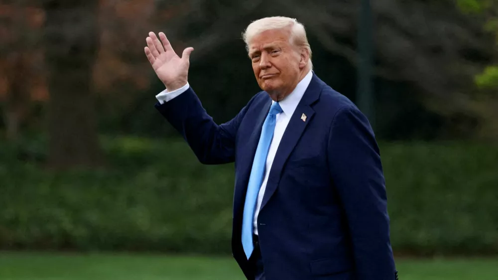 FILE PHOTO: U.S. President Donald Trump waves as he walks before departing for Florida from the South Lawn at the White House in Washington, D.C., U.S., March 28, 2025. REUTERS/Evelyn Hockstein/File Photo