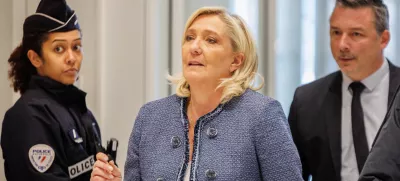 Marine Le Pen na francoskem sodišču, ki ga je zapustila, še preden je bila znana celotna sodba. Foto: DPA