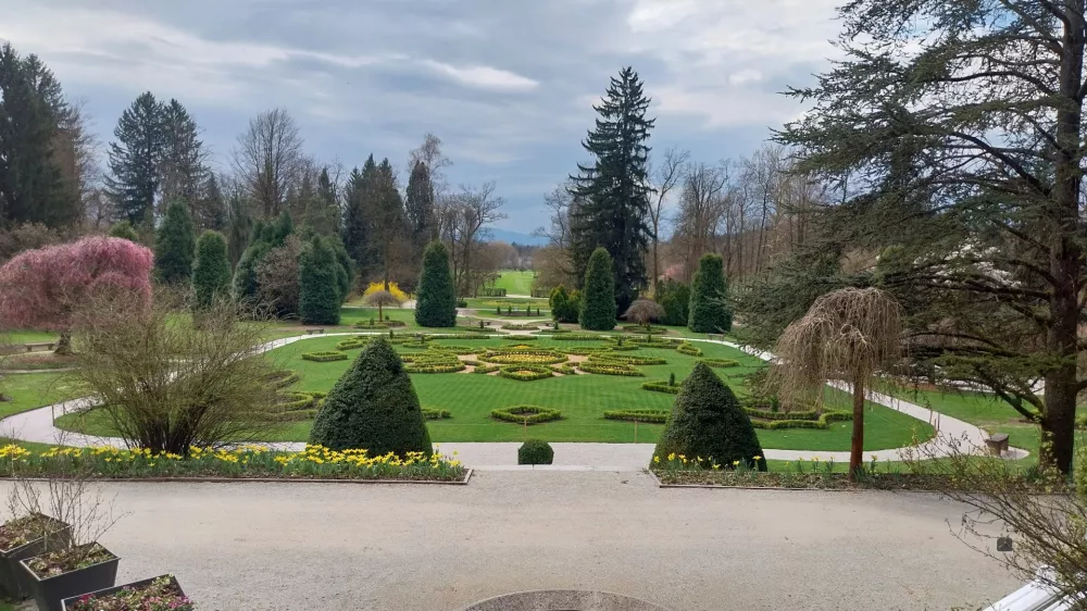 Francoski vrt počasi dobiva podobo, ki jo je ustvarila družina Souvan. Foto: Vesna Levičnik
