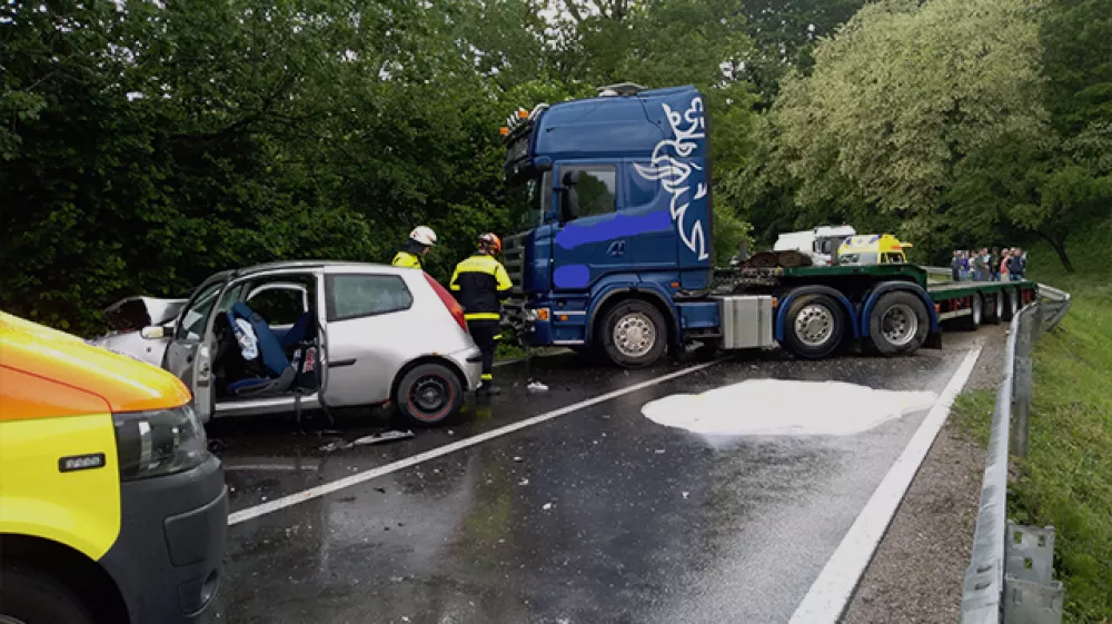V trčenju tovornjaka s priklopnikom in fiata punto je ena oseba umrla, dve pa sta bili hudo poškodovani. Foto: PGD Ilirska Bistrica