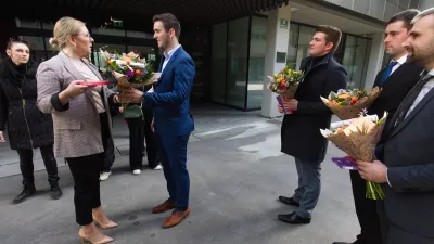 15.02.2024 - Mladi kmeti bodo danes ob 13.30 na ministrstvu za kmetijstvo, gozdarstvo in prehrano na Dunajski 22 v Ljubljani obiskali ministrico Matejo Čalušić in ji pred pogajanji z deležniki v kmetijstvu simbolično izrazili željo po dobrem sodelovanju, so v imenu mladih kmetov sporočili predstavniki Zveze slovenske podeželske mladine.FOTO: Luka Cjuha