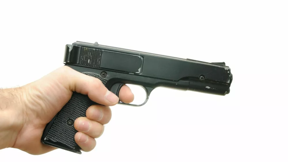 pištola v rokah moškega