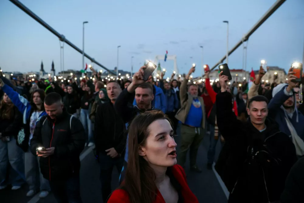 People gather at the Elisabeth Bridge as they take part in a demonstration against the banning of the annual Pride march and curbing the rights of assembly, in Budapest, Hungary, April 1, 2025. REUTERS/Bernadett Szabo