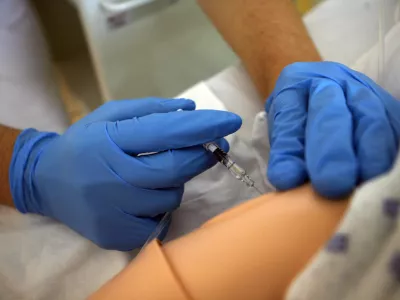 ﻿- Srednja zdravstvena šola v Ljubljani, Poljanska cesta 61, - izobraževanje v programih za poklic tehnik zdravstvene nege in bolničar negovalec - simbolična fotografija - zdravstvo - medicinske sestre - cepljenje - injekcija - - Informativni dnevi 2015 - informativni dan na fakultetah in srednjih šolah za bodoče študente in dijake - izobraževanje - šolstvo - študij - dijaki - študenti - //FOTO: Tomaž Skale