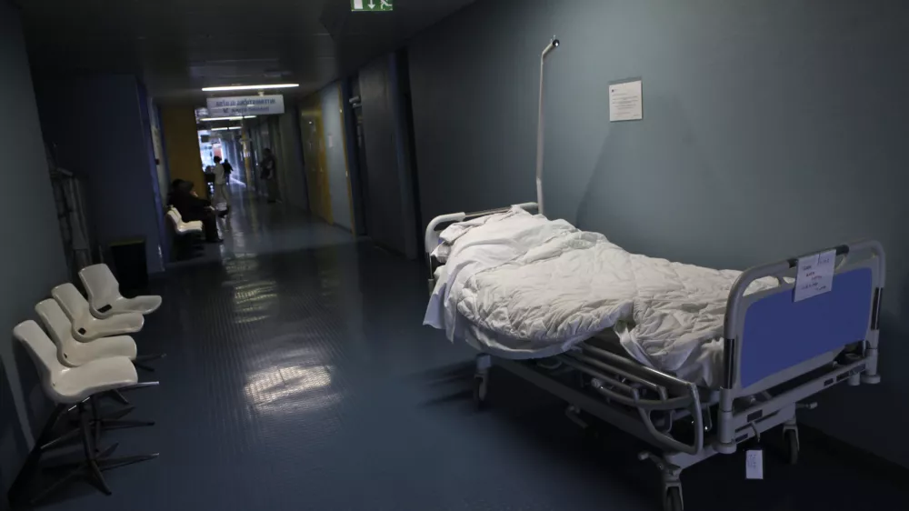 čakalnica - bolniška postelja - Splošna bolnišnica "Dr. Franca Derganca" - Nova Gorica - Ul. Padlih borcev 14, - Šempeter pri Gorici  //FOTO: Luka Cjuha