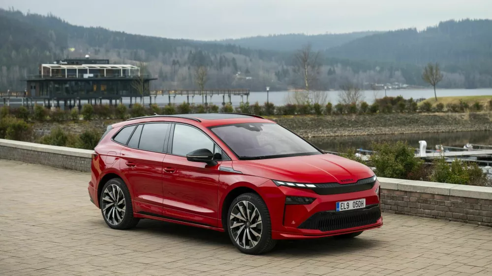 Pri prenovi zunanjosti enyaqa so se najbolj osredotočili na prednji del, ki je dobil tudi nove luči. Bateriji sta še vedno dve, in sicer z neto kapaciteto 59 in 77 kWh. Doseg je od 437 do 582 kilometrov pri enyaqu in od 446 do 591 kilometrov pri enyaqu kupe.