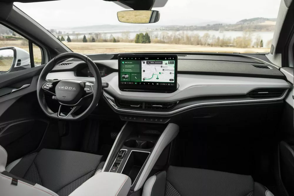 Notranjost je kot pri vseh škodah prostorna, uporabljeni materiali pa visoke kakovosti. Serijska oprema je bogata, tako za potrebe udobja kot varnosti. Prtljažnik pogoltne od 585 do 1710 litrov (pri kupeju od 570 do 1610 litrov). Foto: Matej Štakul