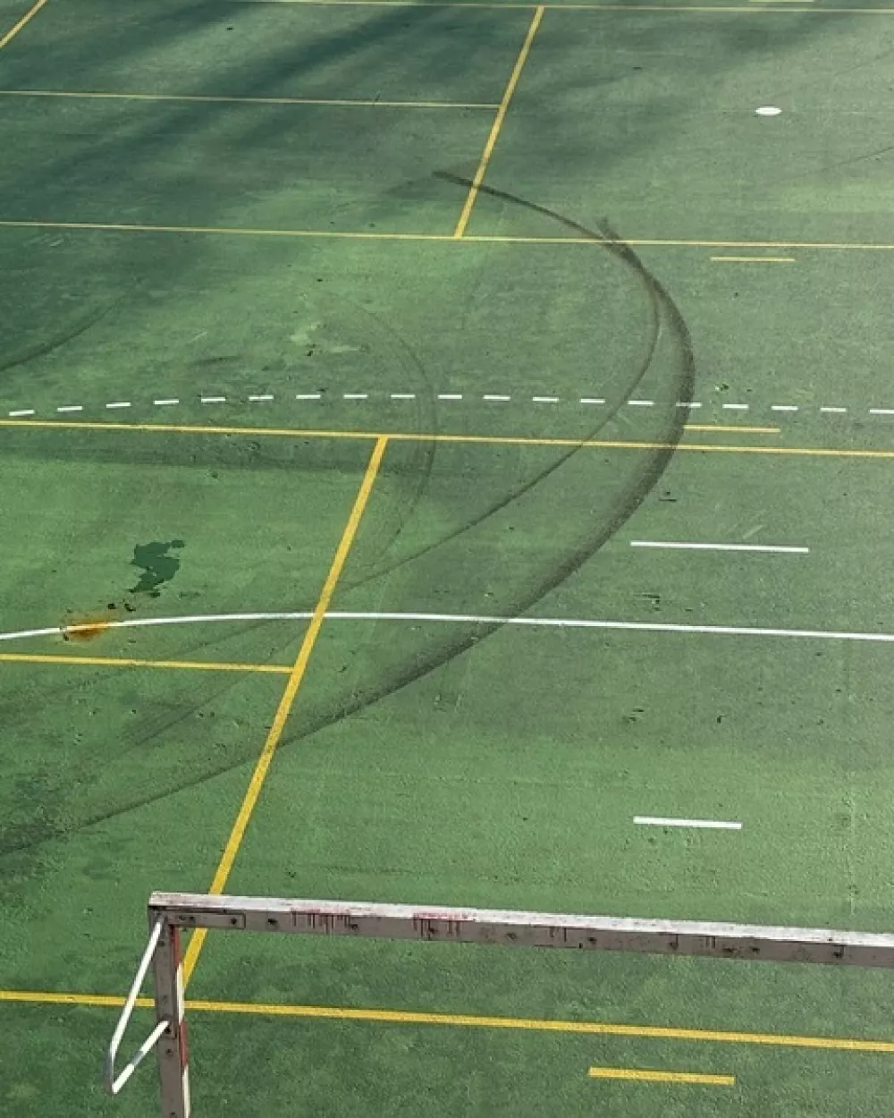 Uničena je podlaga košarkarskega in rokometnega igrišča. Foto: FB/Šport Ljubljana