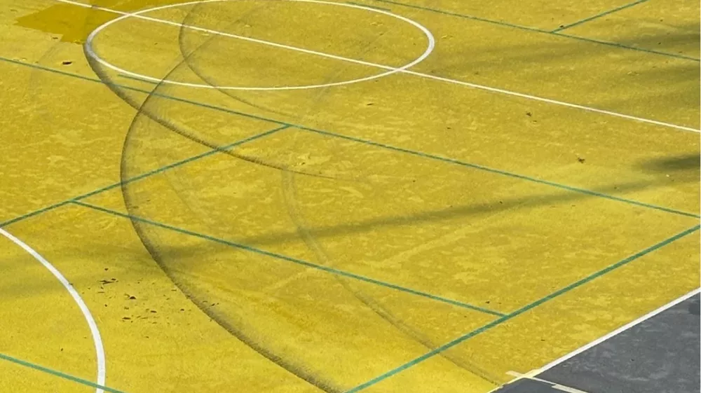 Uničena je podlaga košarkarskega in rokometnega igrišča. Foto: FB/Šport Ljubljana