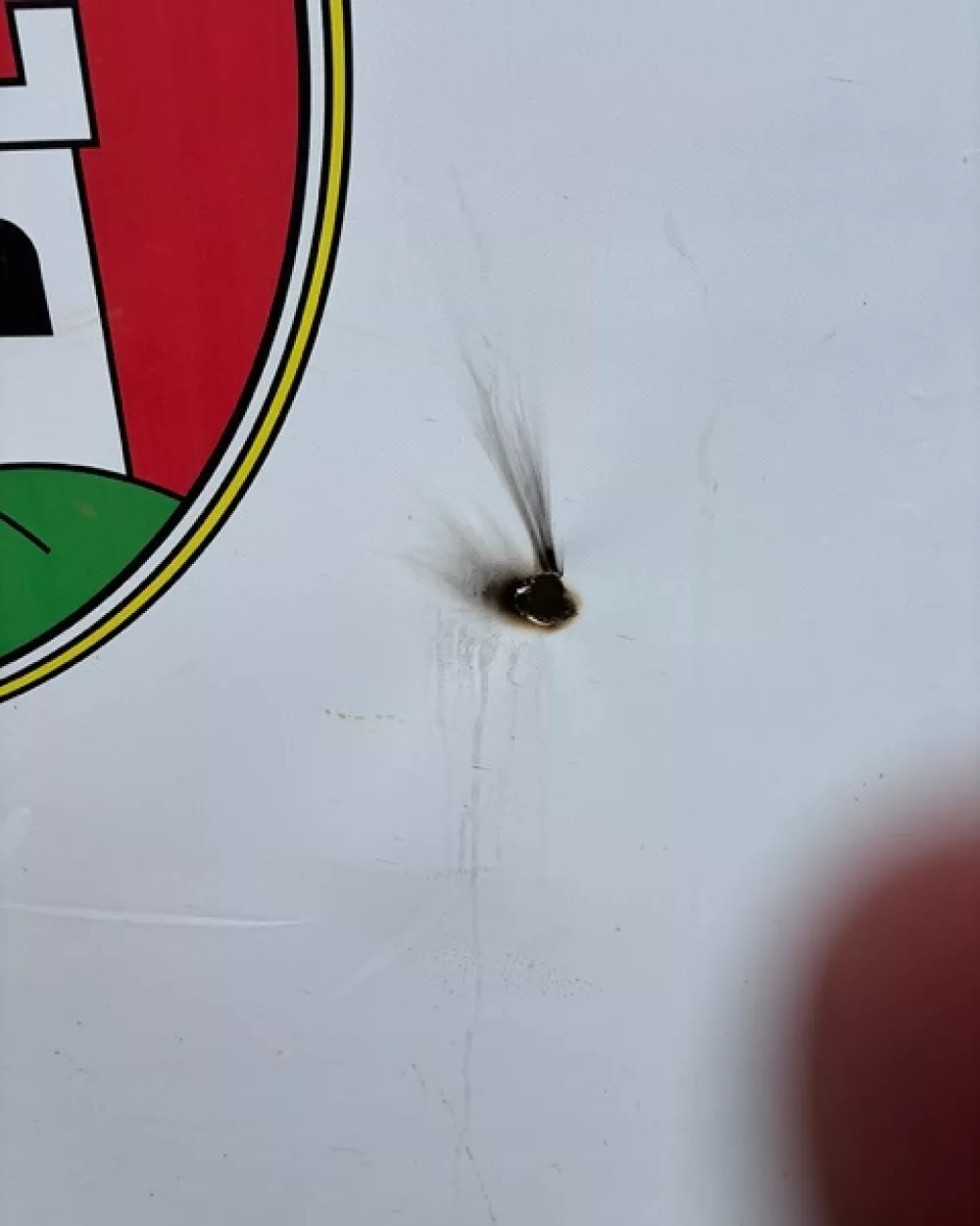 Razrezali in ožgali so transparent z logotipi. Foto: FB/Šport Ljubljana