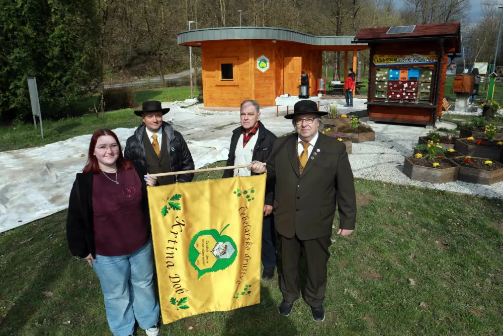 Po letu dni in pol zastava društva, ki jo v roki držijo Klara Koderman, Primož Ban, Janko Kokalj in Milan Burja, ponovno visi v učilnici. Foto: Tomaž Skale