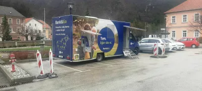 Banka pride tudi pred vrata. / Foto: Roman Turnšek