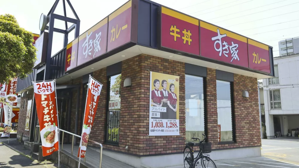 Ena od mnogih restavracij verige Sukiya, ki so jih v tem tednu zaprli zaradi »temeljitega čiščenja«. Foto: AP