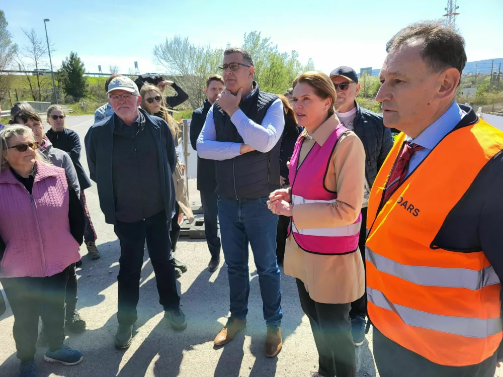 Predsednika uprave Darsa Andreja Ribiča, ministrico Alenko Bratušek in koprskega župana Aleša Bržana so na ogledu gradbišča na Srminu ustavili krajani Srmina, ki jim bo nov priključek s hitre ceste do pristanišča onemogočil varno pot domov. Foto: Katja Gleščič