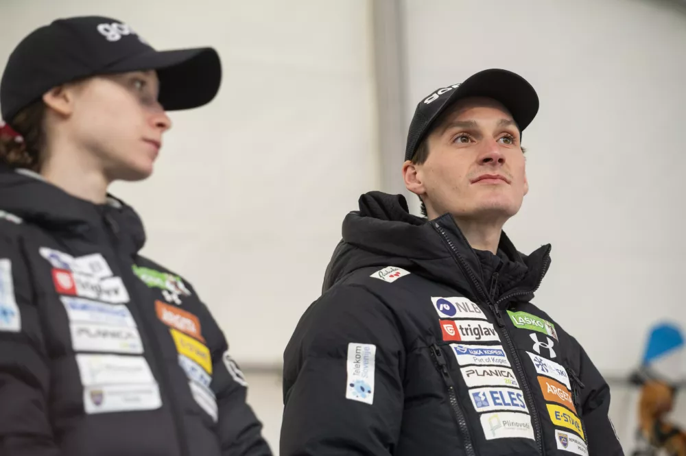 Zelezniki, igrisce v Dolenji vasi.Sprejem smucarskih skakalcev Nike Prevc in Domna Prevca.