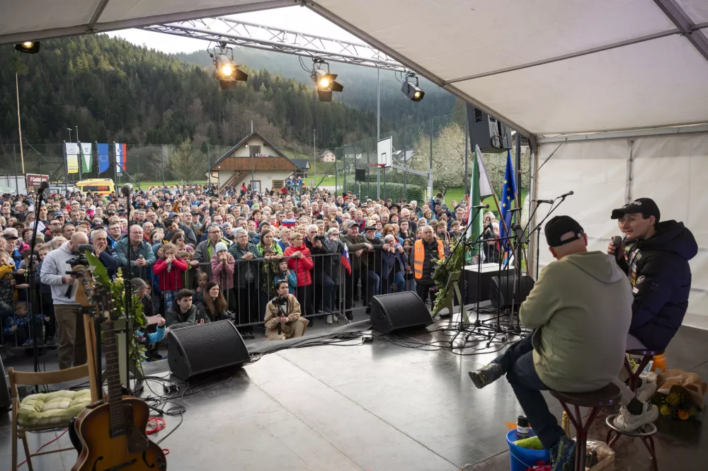 Zelezniki, igrisce v Dolenji vasi.Sprejem smucarskih skakalcev Nike Prevc in Domna Prevca. Foto: STA