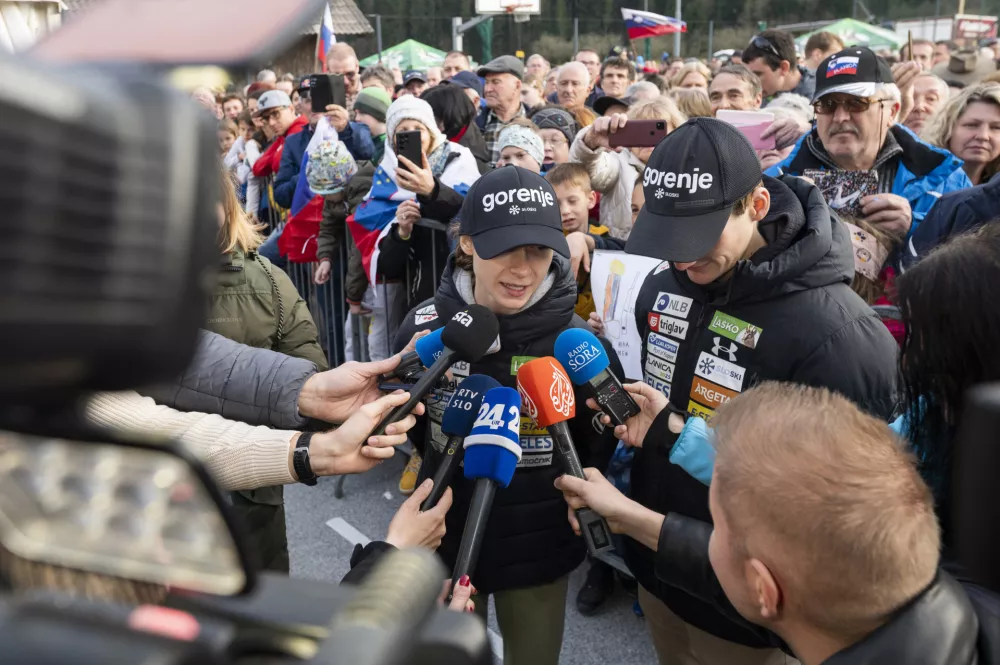 Zelezniki, igrisce v Dolenji vasi.Sprejem smucarskih skakalcev Nike Prevc in Domna Prevca. Foto: STA