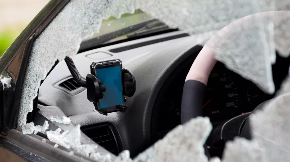 vlom v avtomobil vlomi policija simbolična