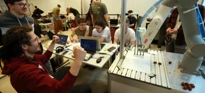 Študentje so se soočili s štirimi izzivi, pri čemer so bili tudi časovno omejeni. 
Foto: Tomaž Skale