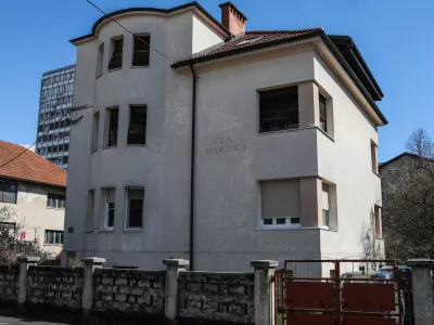 V Ljubljani je več hiš z zapisom imena na fasadi, najbolj je bila ta praksa, čeprav ne množična, razširjena med obema vojnama. Foto: Bojan Velikonja