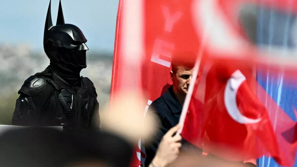 FILE PHOTO: A person, wearing a costume, attends a rally to protest against the arrest of Istanbul Mayor Ekrem Imamoglu as part of a corruption investigation, in Istanbul, Turkey, March 29, 2025. REUTERS/Dylan Martinez/File Photo