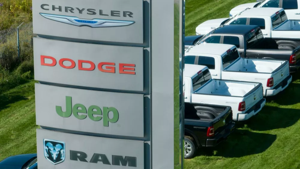2K4C5JP A sign with the Chrysler, Dodge, Jeep and RAM logos on into, out from a large car dealership selling the popular Stellantis brands.Foto: Reuters/Alamy