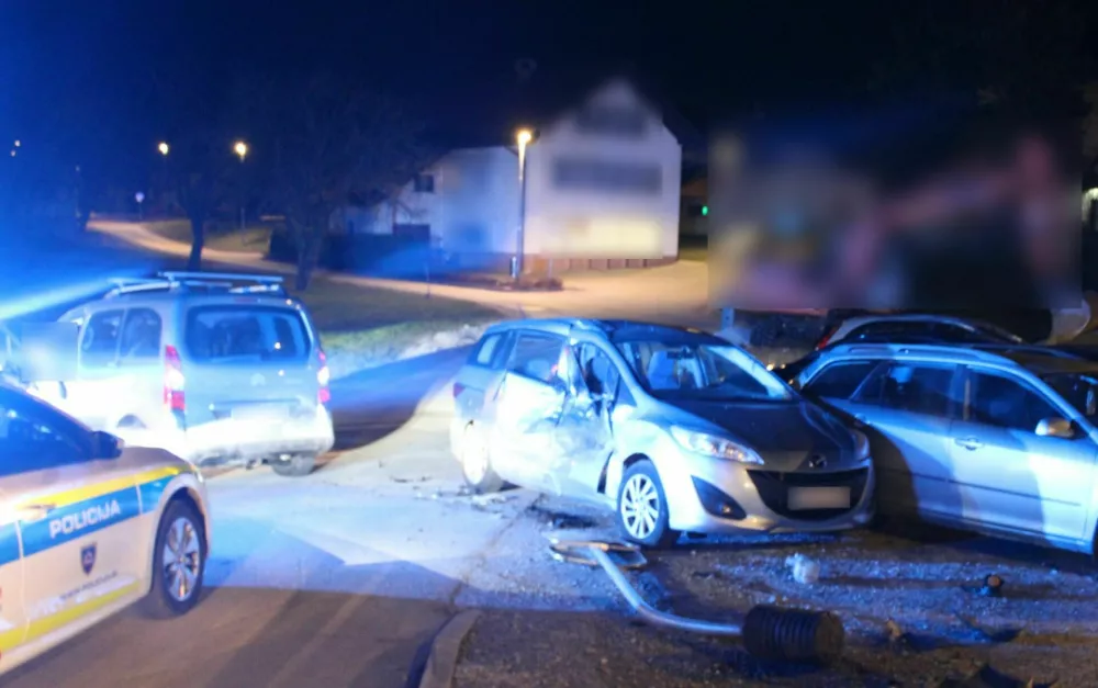 Prehiter voznik je bežal pred policijo, ustavil se je šele po trku v prometni znak in dva parkirana avtomobila. 
