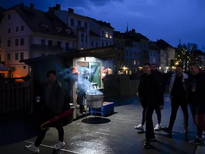 KostanjPeka kostanja- 01.12.2023 – Veseli December v Ljubljani 2023 - prižig prazničnih luči v središču prestolnice - svetlobna okrasitev mesta - začetek prazničnega decembrskega sejma na ljubljanskih ulicah - novoletno okrašena Ljubljana - //FOTO: Nik Erik Neubauer