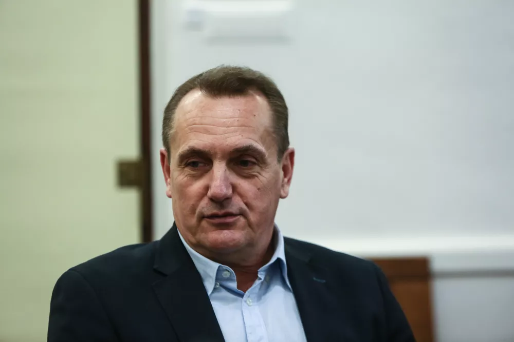 »Na Občini Brezovica se pripravljamo na ureditev novih poslovnih prostorov občinske uprave. Že dolgo smo nastanjeni v najetih in vse bolj pretesnih prostorih krajevne skupnosti ter gasilskega društva. Nikoli nismo postavljali v ospredje svojih delovnih pogojev, saj smo se zavedali, da so prioritete drugje.«

Metod Ropret, župan občine Brezovica