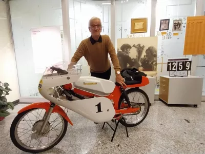 Gostujočo razstavo in Janka Štefeta vedno spremlja tudi njegov Tomosov motor. Foto: Vesna Levičnik