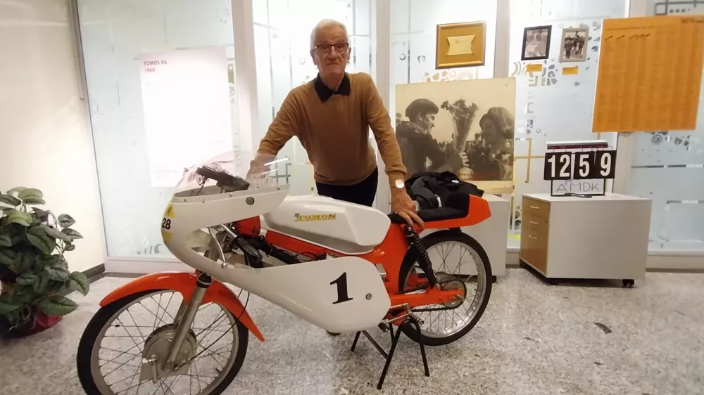 Gostujočo razstavo in Janka Štefeta vedno spremlja tudi njegov Tomosov motor. Foto: Vesna Levičnik