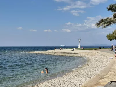 Izolska plaza Svetilnik, kopanje, morje