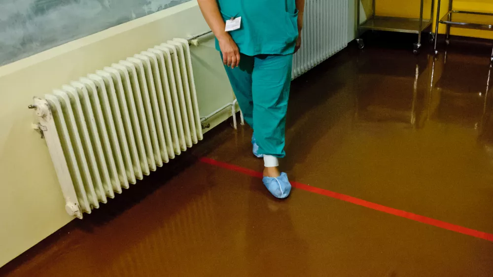 ﻿- simbolična fotografija - zdravstvo - medicinske sestre - medicinsko osebjeUKC univerzitetni klinični center Ljubljana, zdravstvo,zdravstveni sistem,medicina,medicinski pripomočki,higiena, medicinska sestra,čistoča,zaščitna obutev,obleka//FOTO: Tomaž Zajelšnik