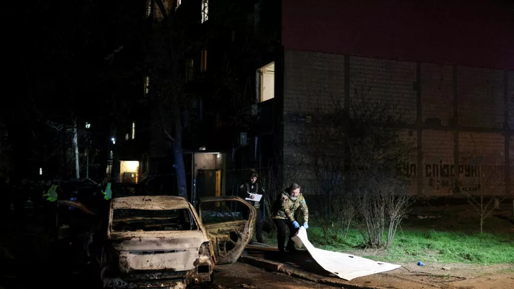 Emergency personnel work at the site of a Russian missile strike in a residential area, in Kryvyi Rih, Ukraine, April 4, 2025. REUTERS/Violeta Santos Moura