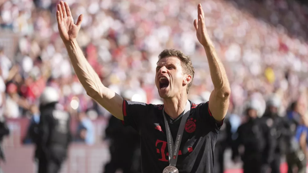 FILE - Bayern Munich's Thomas Mueller celebrates winning the German championship after the German Bundesliga soccer match between 1.FC Cologne and FC Bayern Munich in Cologne, Germany, Saturday, May 27, 2023. (AP Photo/Matthias Schrader, file)