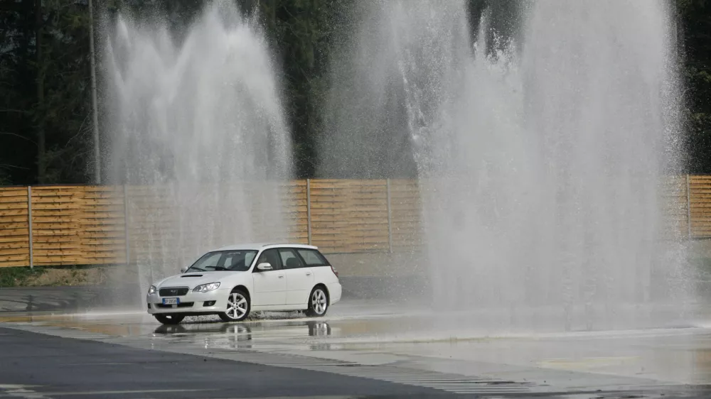 - AMZS Center varne vožnje - Poligon Vransko - prvi tehnološko sodobno opremljen in po evropskih merilih zgrajen center varne vožnje na območju jugovzhodne Evrope, - poligon omogoča posebne programe vadbe, namenjen pa je širšemu krogu uporabnikov, ki želijo zboljšati prometne veščine. - Center se razprostira na 160.000 kvadratnih metrih. Približno 66.000 kvadratnih metrov je asfaltiranih površin, na njih je dva in pol kilometra stez in cest - dolžina 800 in širina 200 metrov//FOTO: Matej PovšeOPOMBA: ZA OBJAVO V ČASOPISU DNEVNIK