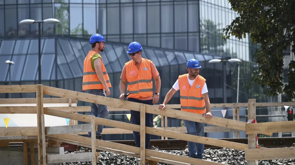 Od leta 2008, ko je znašal 13,9 evra, se je do lanskega leta, ko je znašal 27,1 evra, strošek dela na uro v Sloveniji skoraj podvojil. Fotografija je simbolična. Foto: Nik Erik Neubauer 